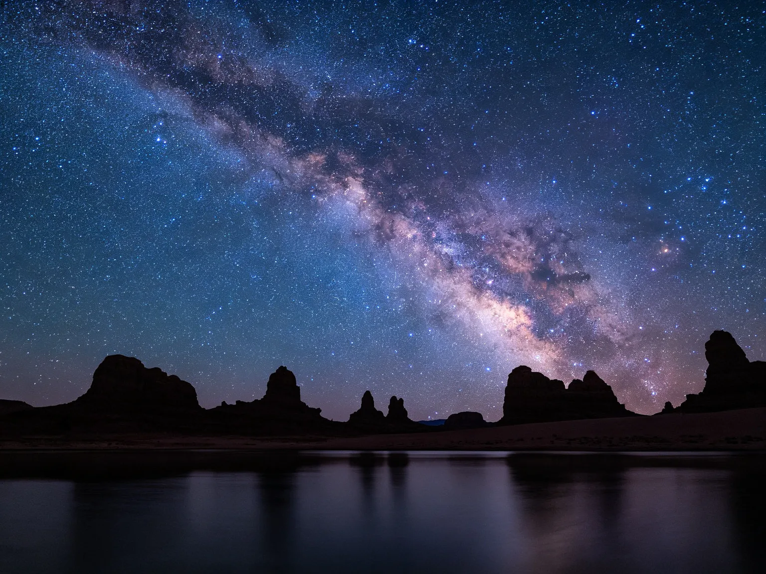 Galaxie de la Voie lactée au-dessus d'un paysage désertique la nuit